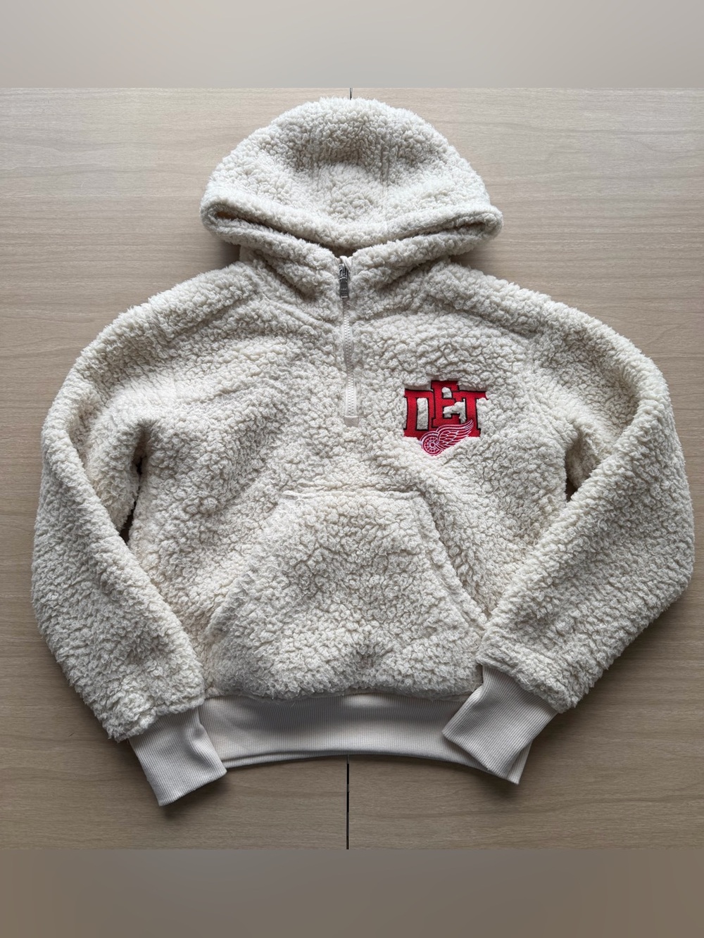 Wear by Erin Andrew’s Women’s Cream Sherpa Pullover Detroit Red Wings Patch XS